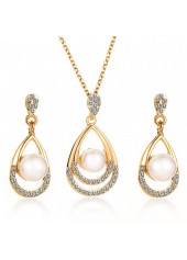 Gold Pearl Design Rhinestone Detail Necklace Set
