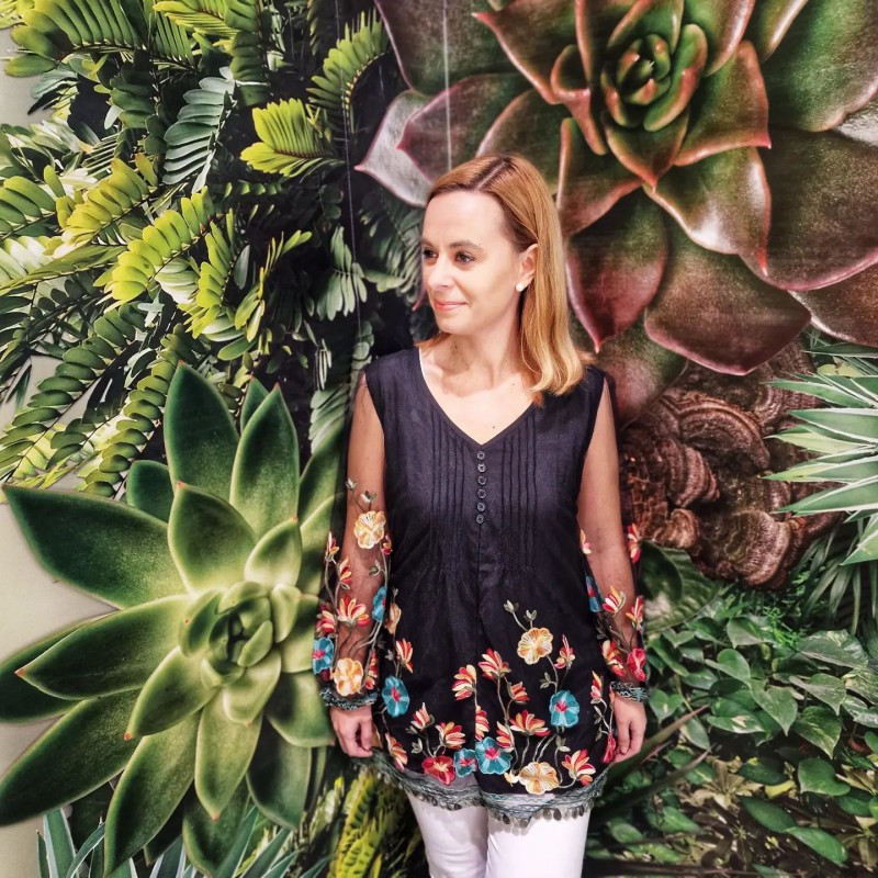 Rotita-Bluse mit besticktem V-Ausschnitt und 3/4-Ärmeln in Knitteroptik auf der Brust