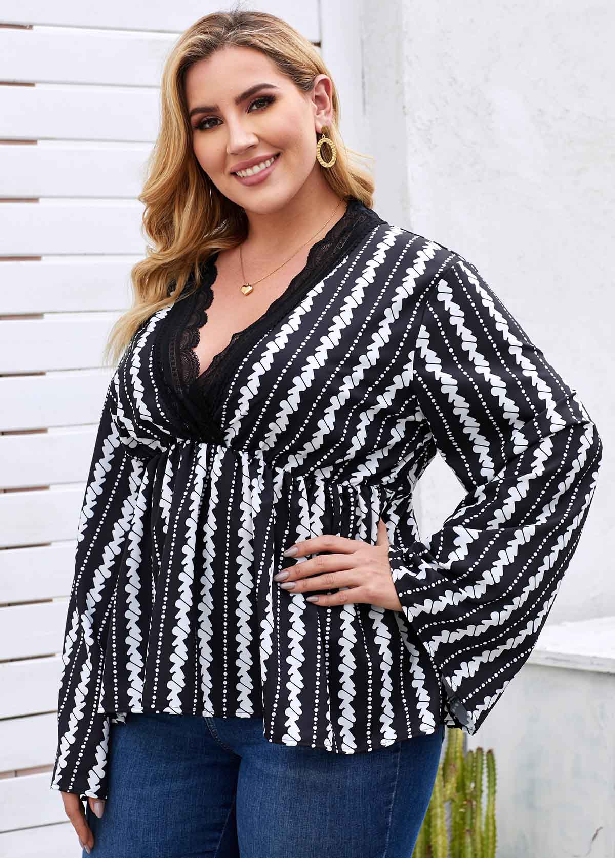 Black plus size,Floral plus size,Plus Size Printed Lace Trim Blouse