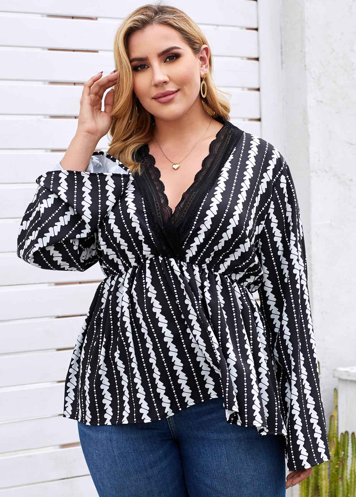 Black plus size,Floral plus size,Plus Size Printed Lace Trim Blouse