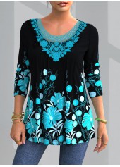 Blaue Rotita-Bluse mit Blumenmuster und Rundhalsausschnitt