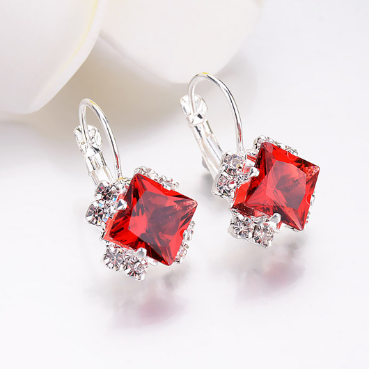 Boucles d'oreilles en métal rouge avec strass et détails