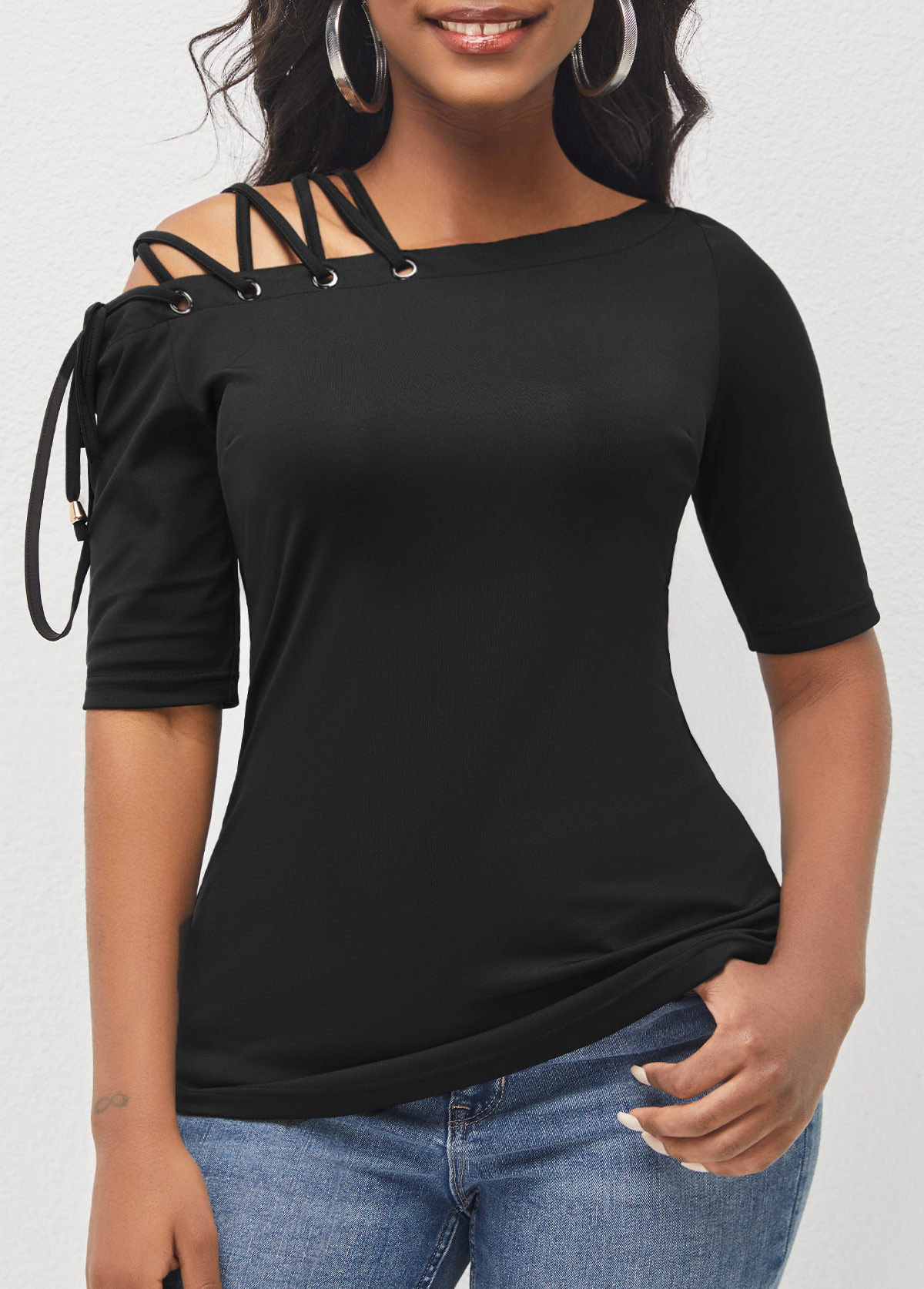 Rotita-T-Shirt mit Schrägausschnitt und Schnürung in Schwarz