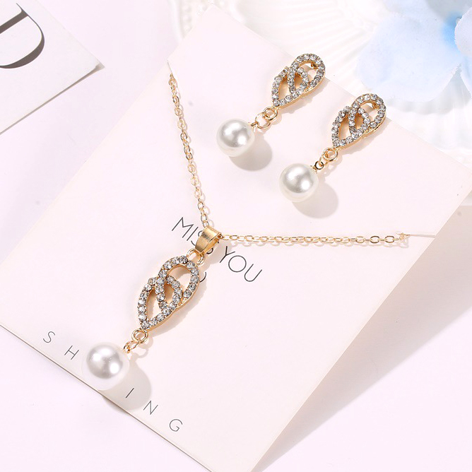 Rhinestone Design Pearl Metal Detail Necklace Set