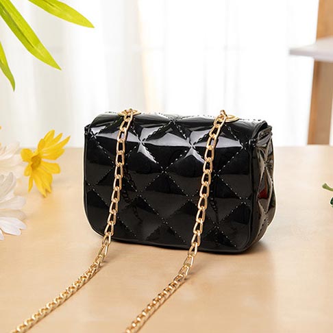 Black accessories,Plain Color accessories,Black Chains Detail Turnlock Shoulder Bag