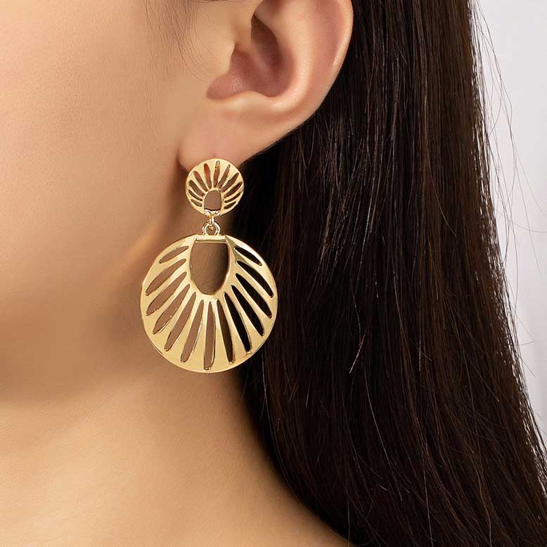 1 Pair Gold Cut Out Round Earrings