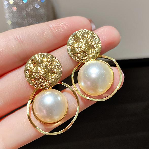 Gold Metal Detail Round Pearl Earrings