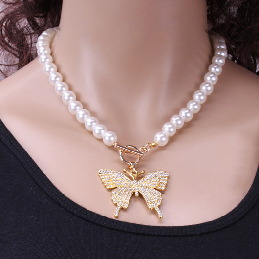 Collier en or avec détail papillon et perles