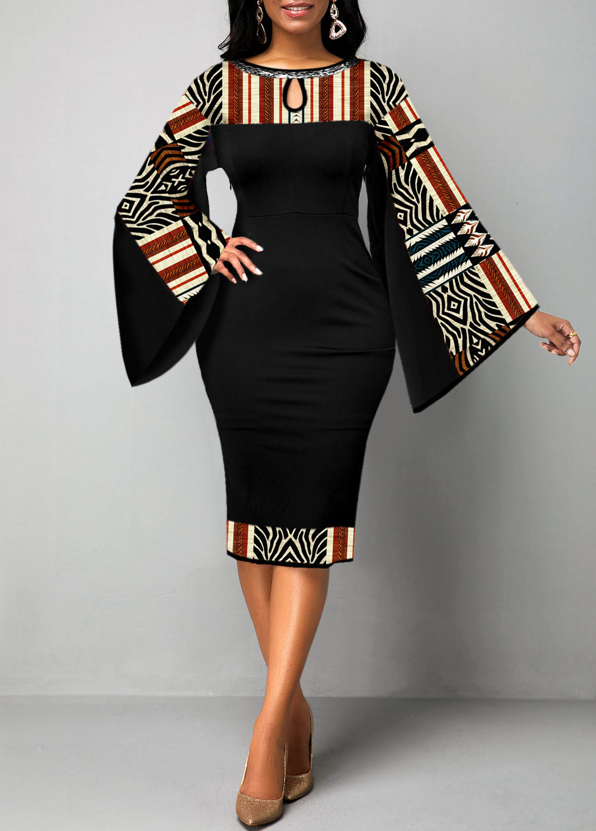 Schwarzes figurbetontes Rotita-Patchworkkleid mit afrikanischem Stammesdruck
