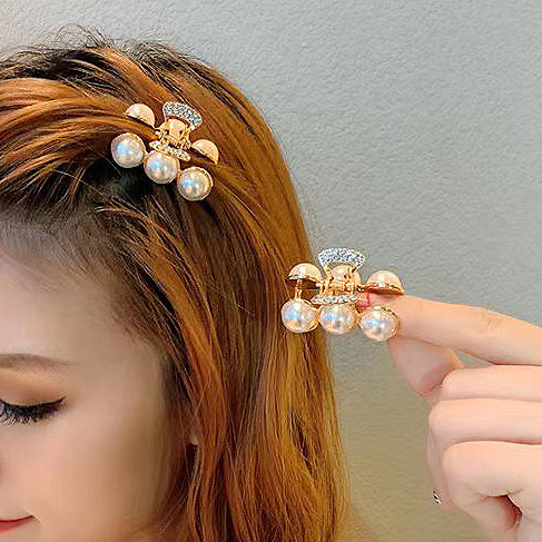 Barrette ronde en or avec strass et perles