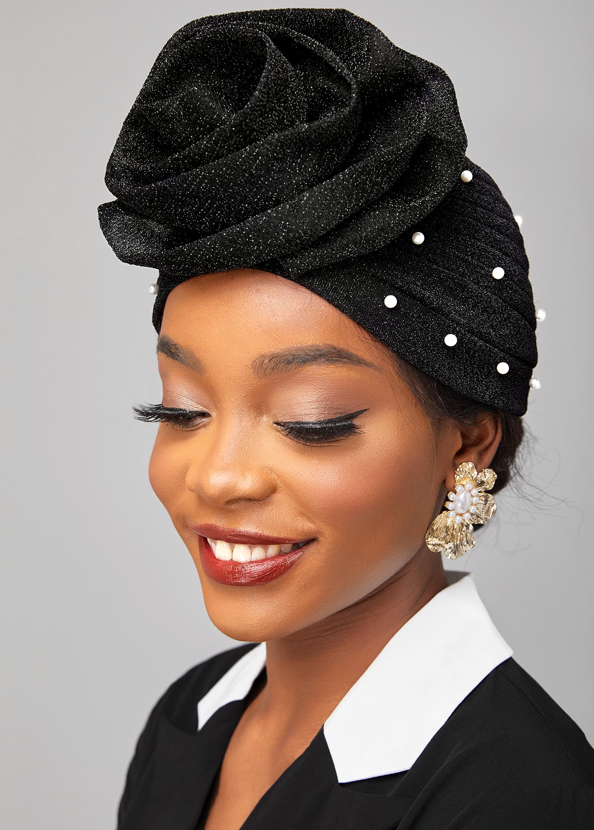 Chapeau turban noir nacré à motif floral