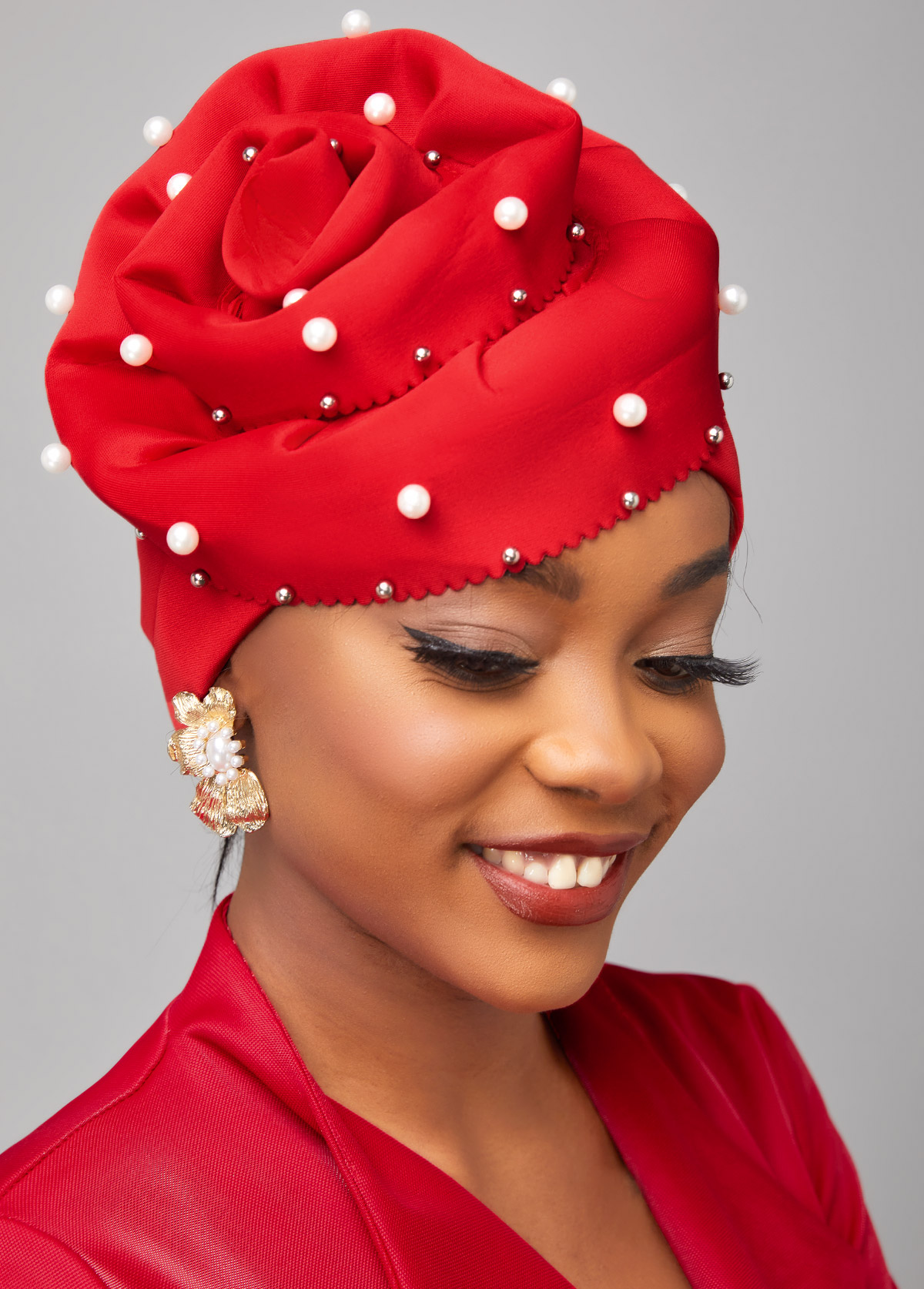 Chapeau turban rouge à motif floral perlé