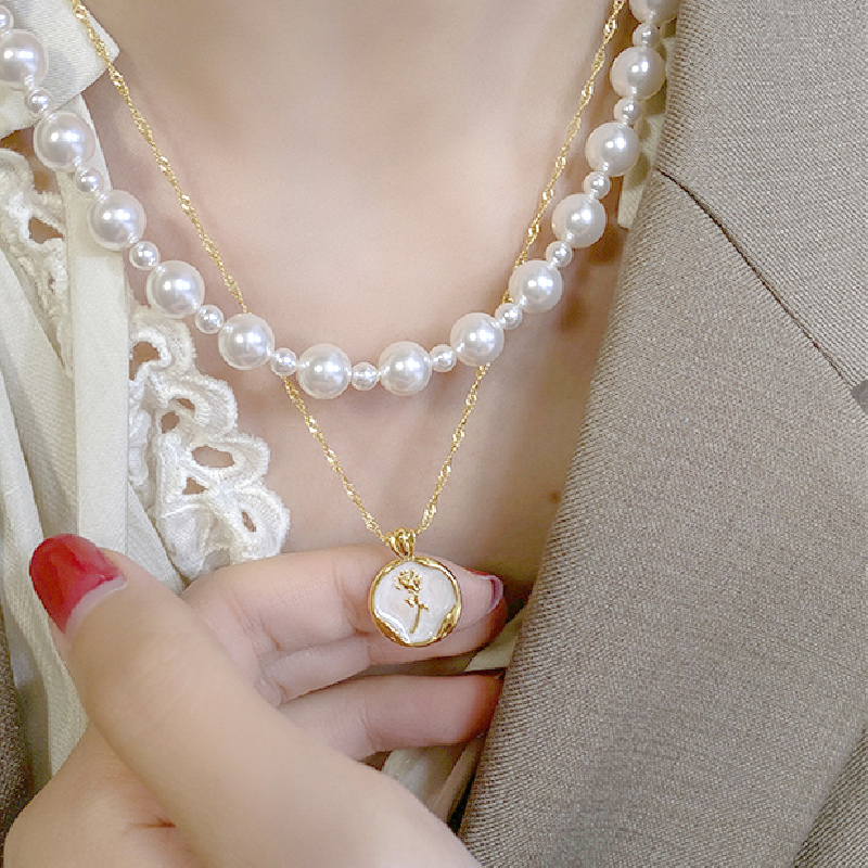 Ensemble de collier doré à motif superposé de perles rondes