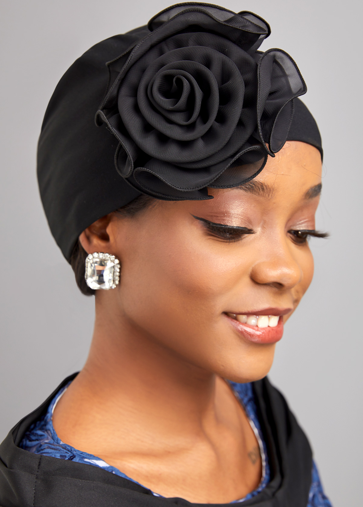 Chapeau turban noir à motif de fleurs stéréo