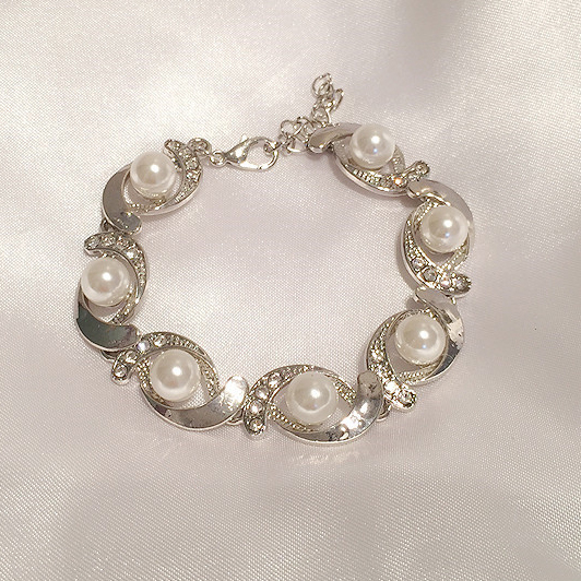 Silver Rhinestone Detail Pearl Round Bracelet