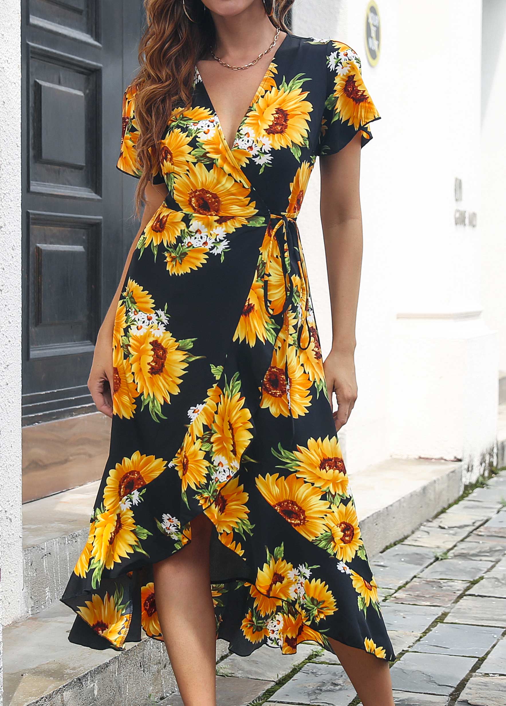 Robe noire à col en V et imprimé floral surplis