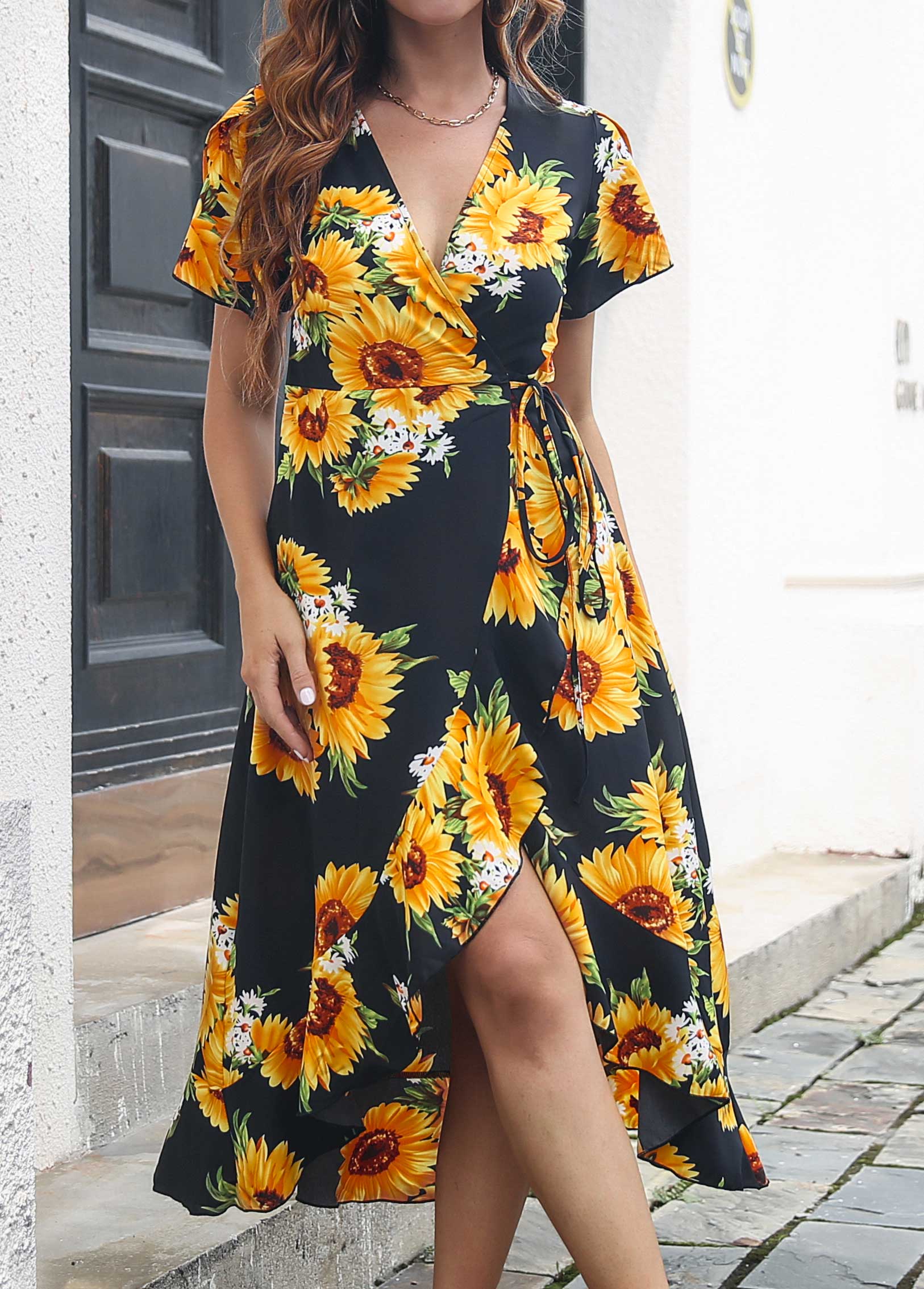 Robe noire à col en V et imprimé floral surplis