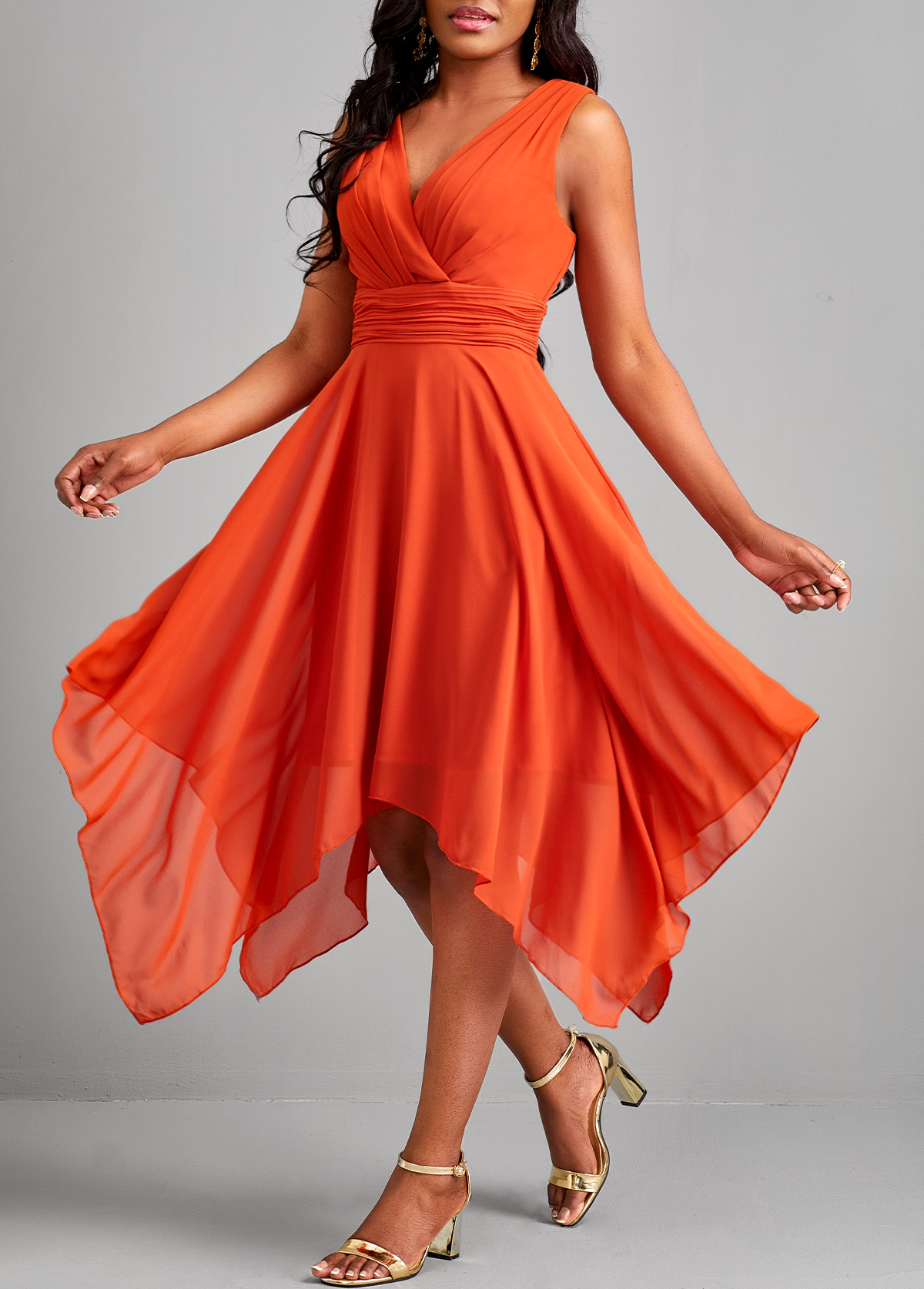 Rotita ärmelloses Kleid mit Taschentuchsaum und orangefarbenem V-Ausschnitt