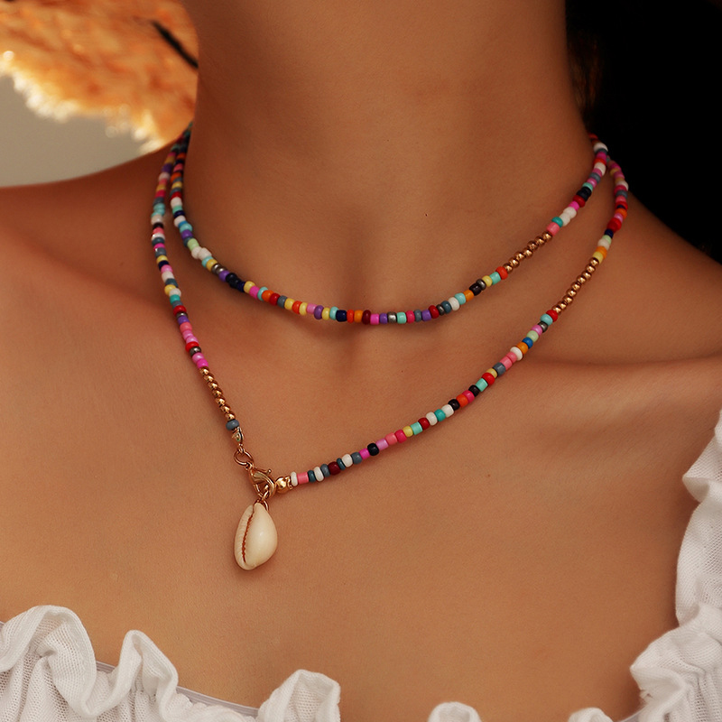 Mehrfarbige Halskette mit asymmetrischen Kunststoffdetails