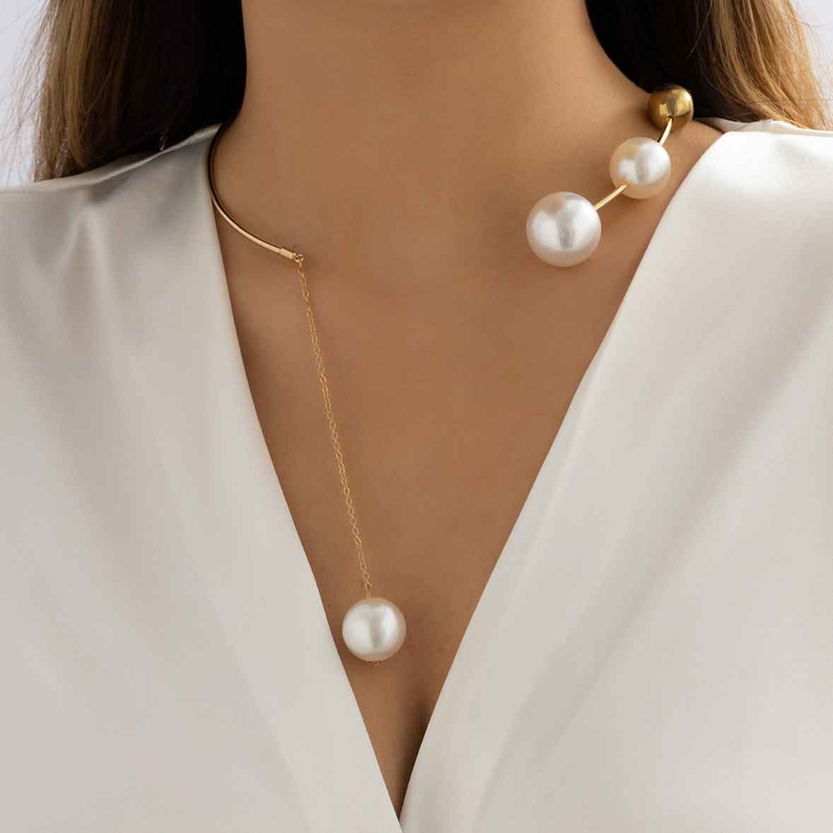 Pearl Design Metal Detail Gold Necklace