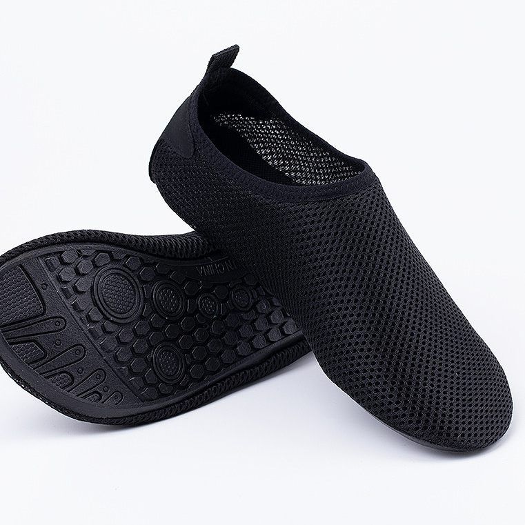 Schwarze rutschfeste Wasserschuhe aus Polyestermaterial