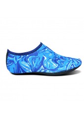 Neonblaue Wasserschuhe mit buntem Aufdruck