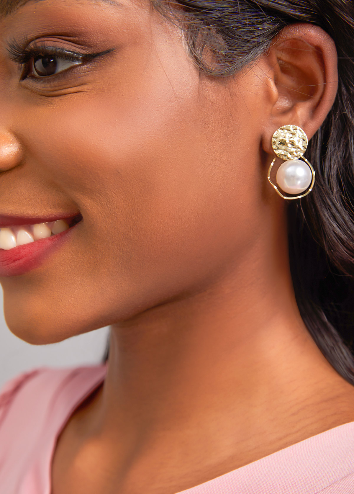 Gold Metal Detail Round Pearl Earrings