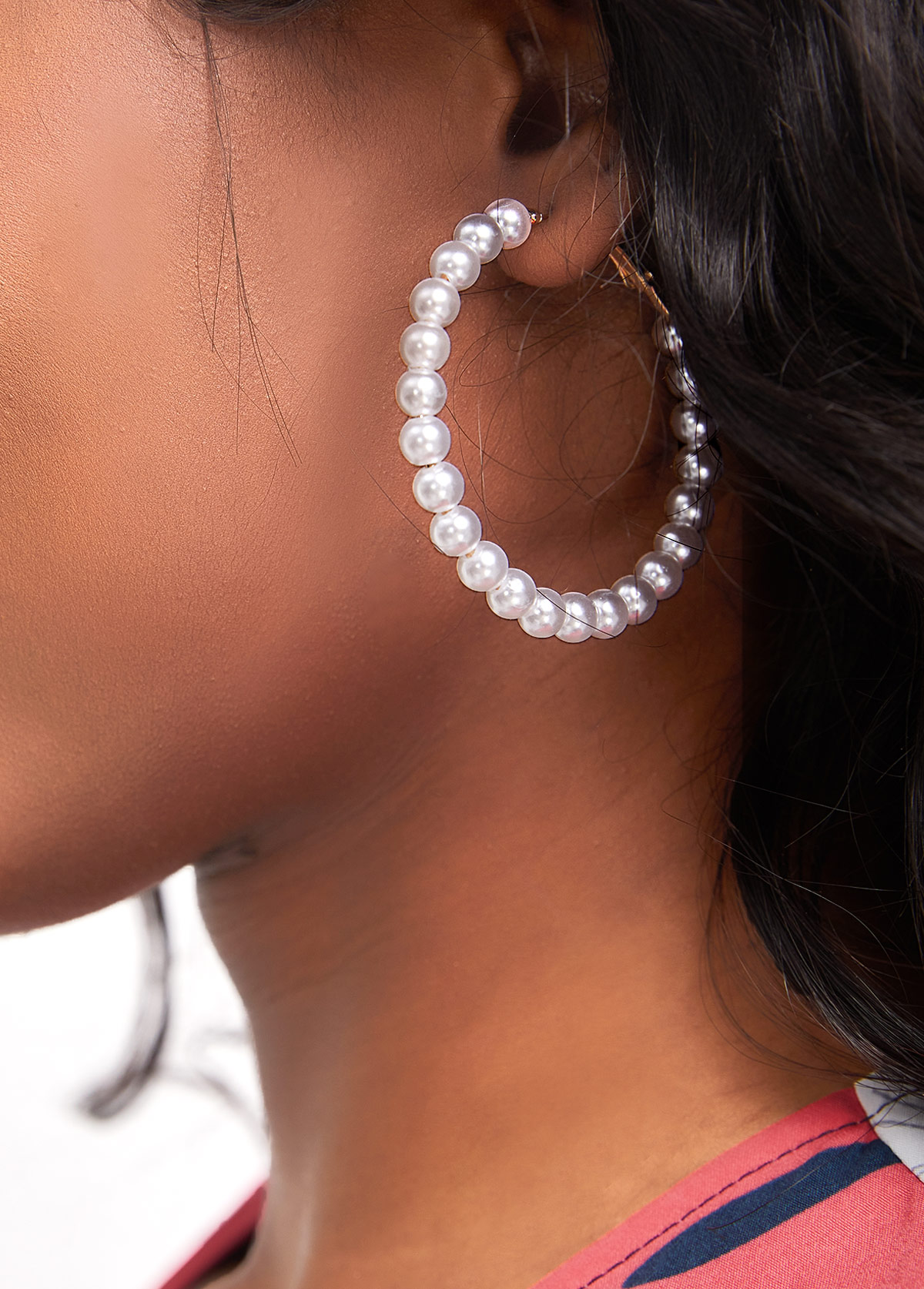 Boucles d'Oreilles Rondes Blanches avec Perles