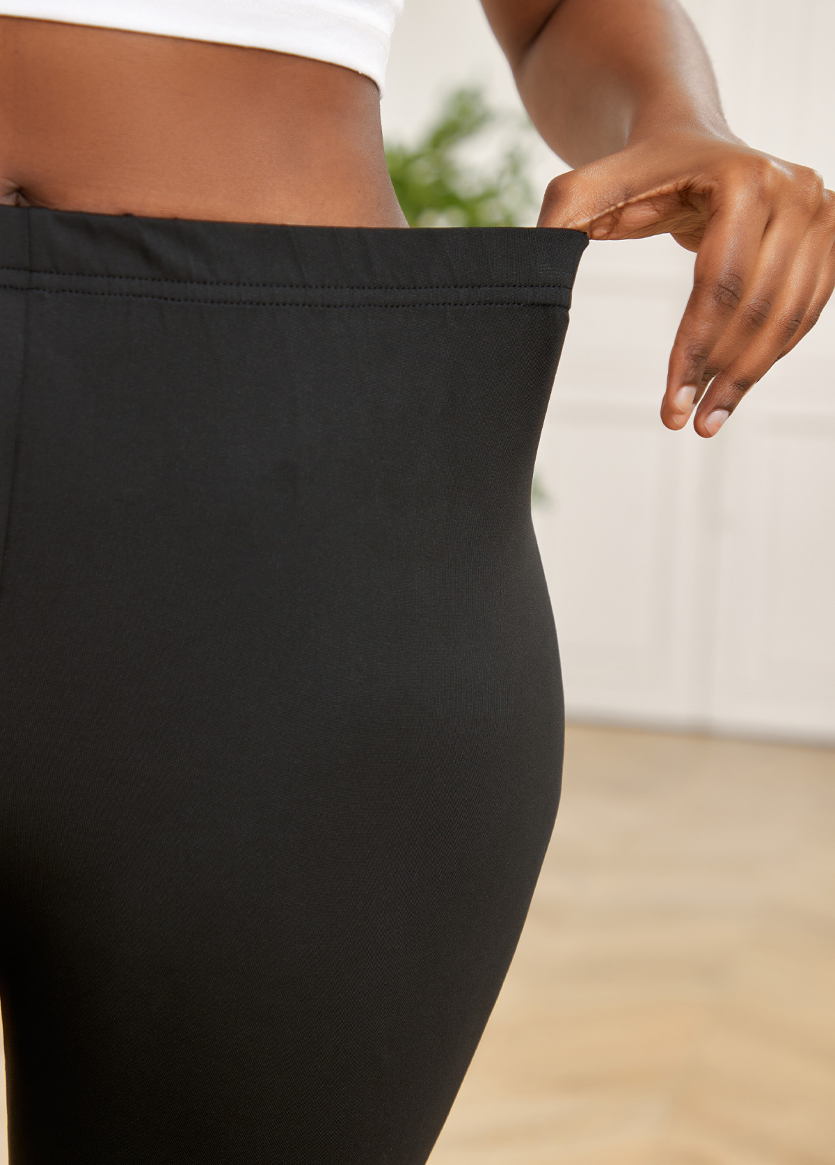 Black bottoms,Plain Color bottoms,Black Mid Waisted Elastic Waist Capri Leggings