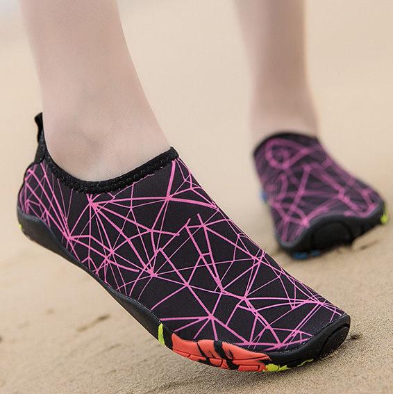 Black accessories,Plaid accessories,Striped accessories,Argyle Print Black Anti Slippery Water Shoes