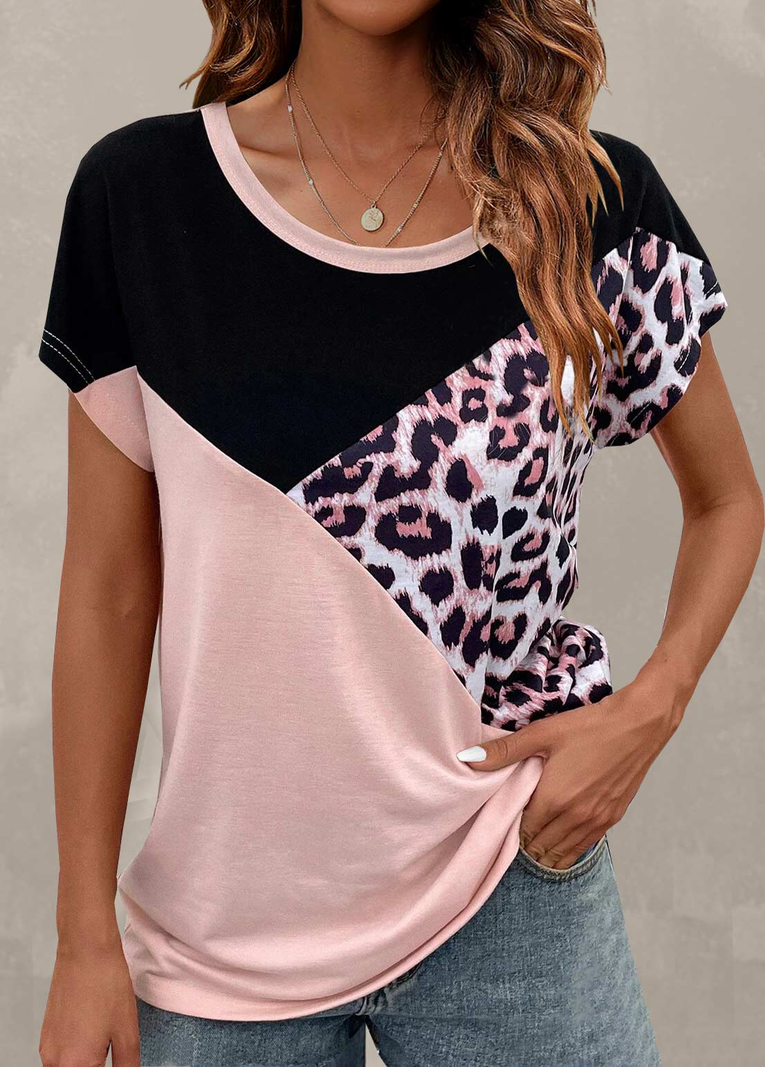 Hellrosa Leoparden-T-Shirt mit Rundhalsausschnitt