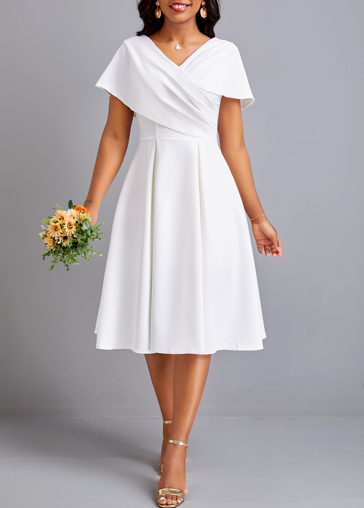 Weißes kurzärmliges Kleid mit V-Ausschnitt und Schirmsaum