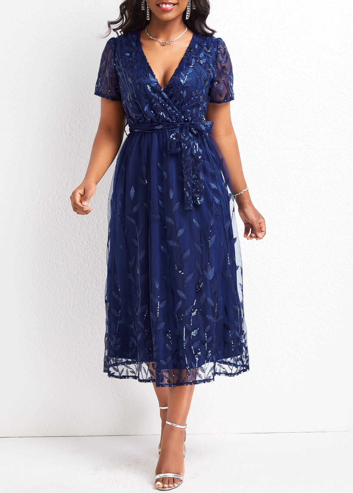 Blaues Mesh-Kleid mit kurzen Ärmeln und V-Ausschnitt und Gürtel