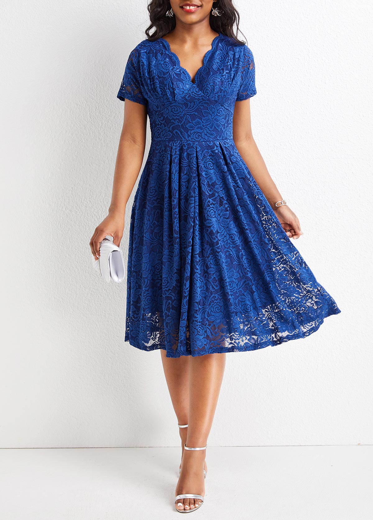 Robe en dentelle à manches courtes et col en V bleu marine