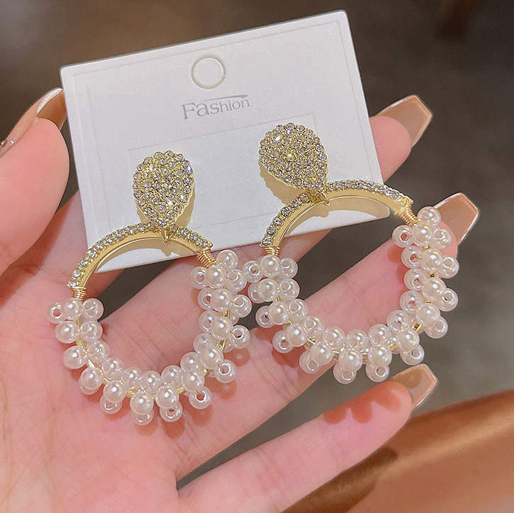 White jewelry,Golden jewelry,Contrast Color jewelry,Rhinestone Design Round White Pearl Earrings