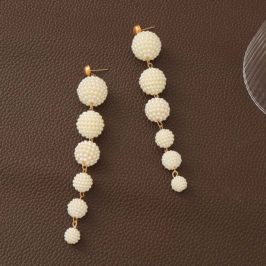 Boucles d'oreilles blanches brutes en forme de boule de conception de perles