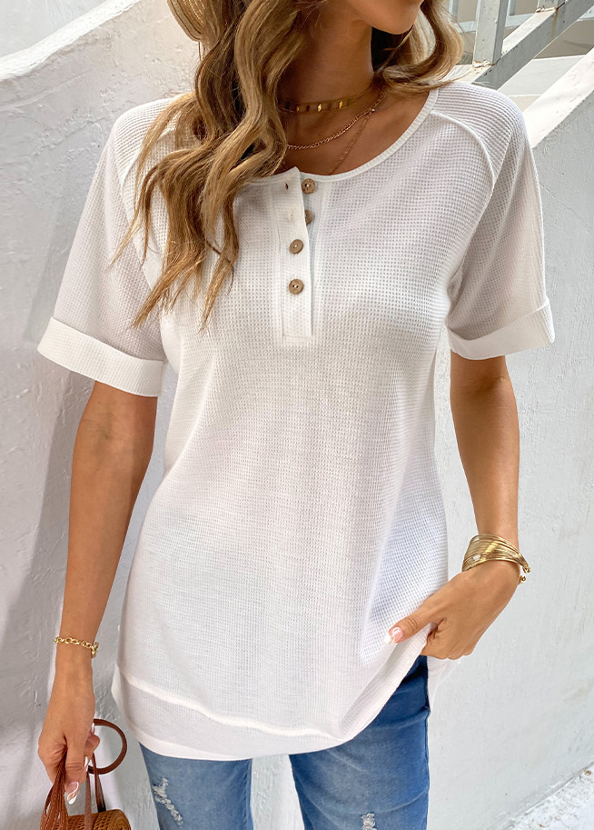Weißes kurzärmliges T-Shirt mit Rundhalsausschnitt und Knöpfen