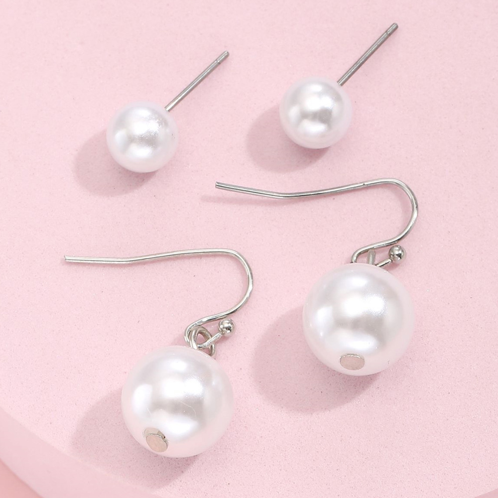 Ensemble de boucles d'oreilles blanches à motif de perles rondes