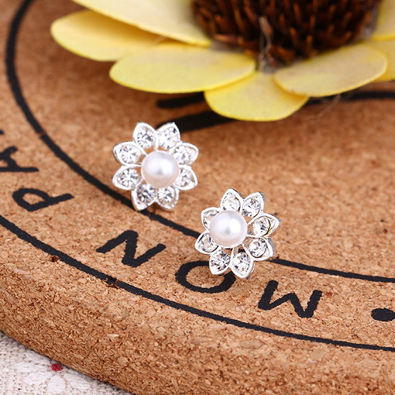 White jewelry,Geometric jewelry,Plants jewelry,Floral jewelry,White Pearl Detail Geometric Pattern Earrings