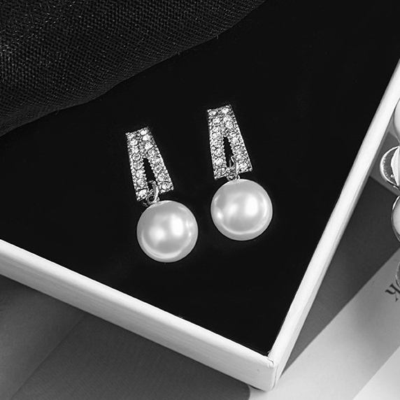 Round Pearl Detail Geometric Pattern White Earrings