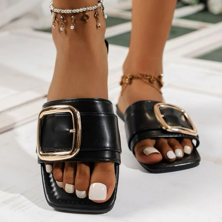 Claquettes Falt à bout ouvert et détails en métal noir