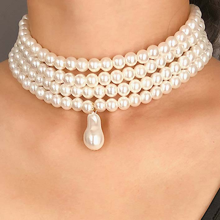 Mehrschichtige weiße Halskette mit Perlendetail