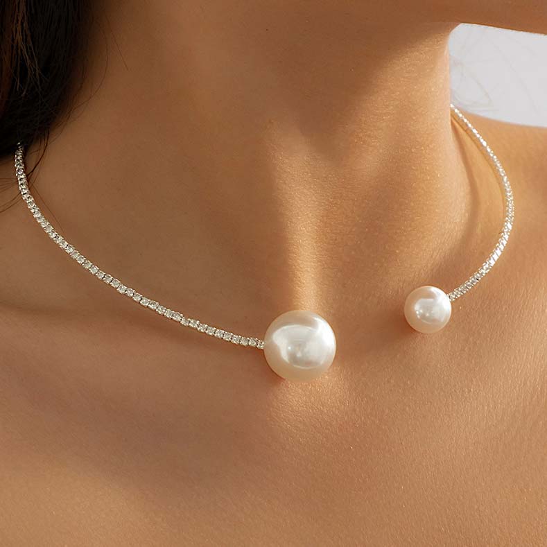 Collier Blanc Argenté Design Asymétrique Détail Perle