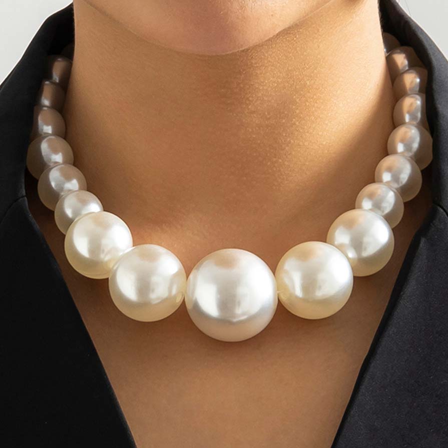 Weiße Halskette mit asymmetrischem Design und Perlendetail