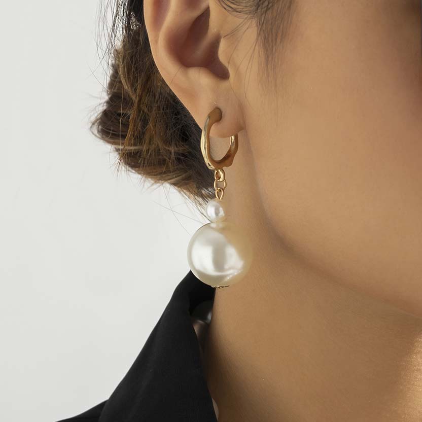 Weiße Ohrringe mit Perlendesign und Metallringdetail