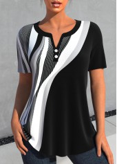 Schwarze kurzärmlige Bluse mit Rotita-Knopf und geometrischem Aufdruck und geteiltem Ausschnitt