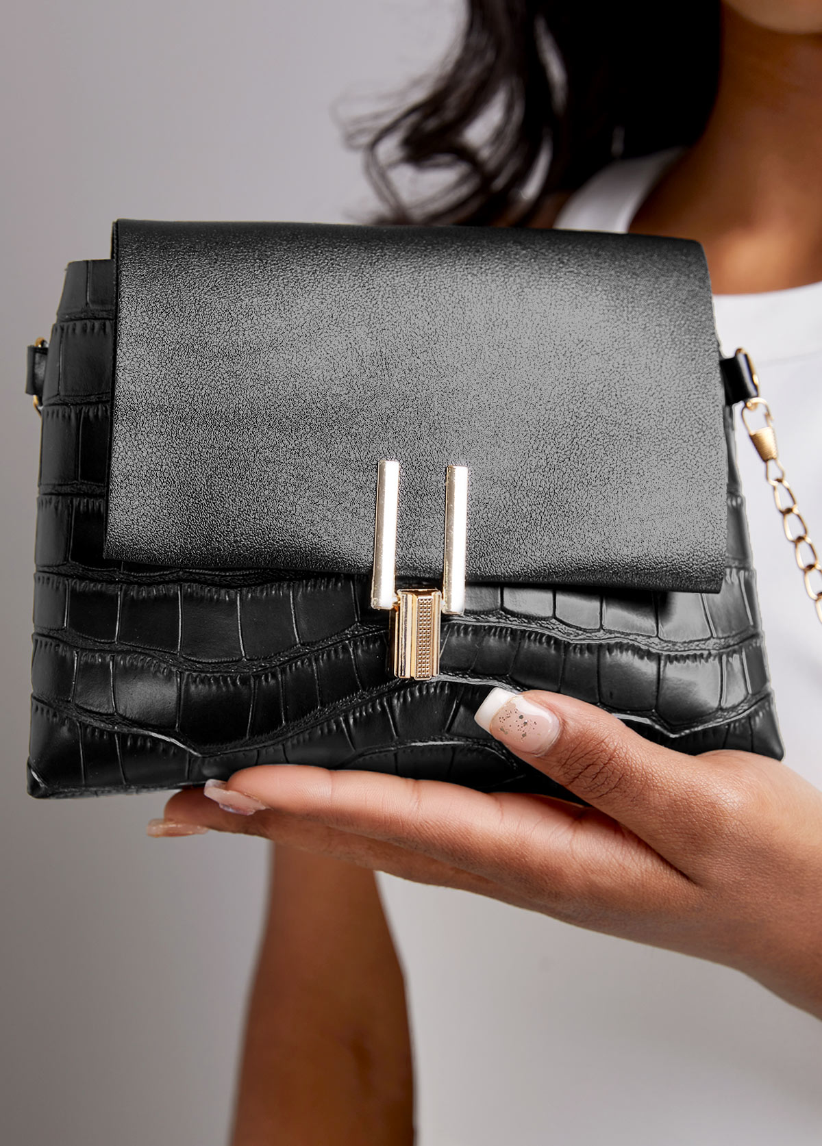 Black accessories,Plain Color accessories,Black Chains Design Pushlock Shoulder Bag