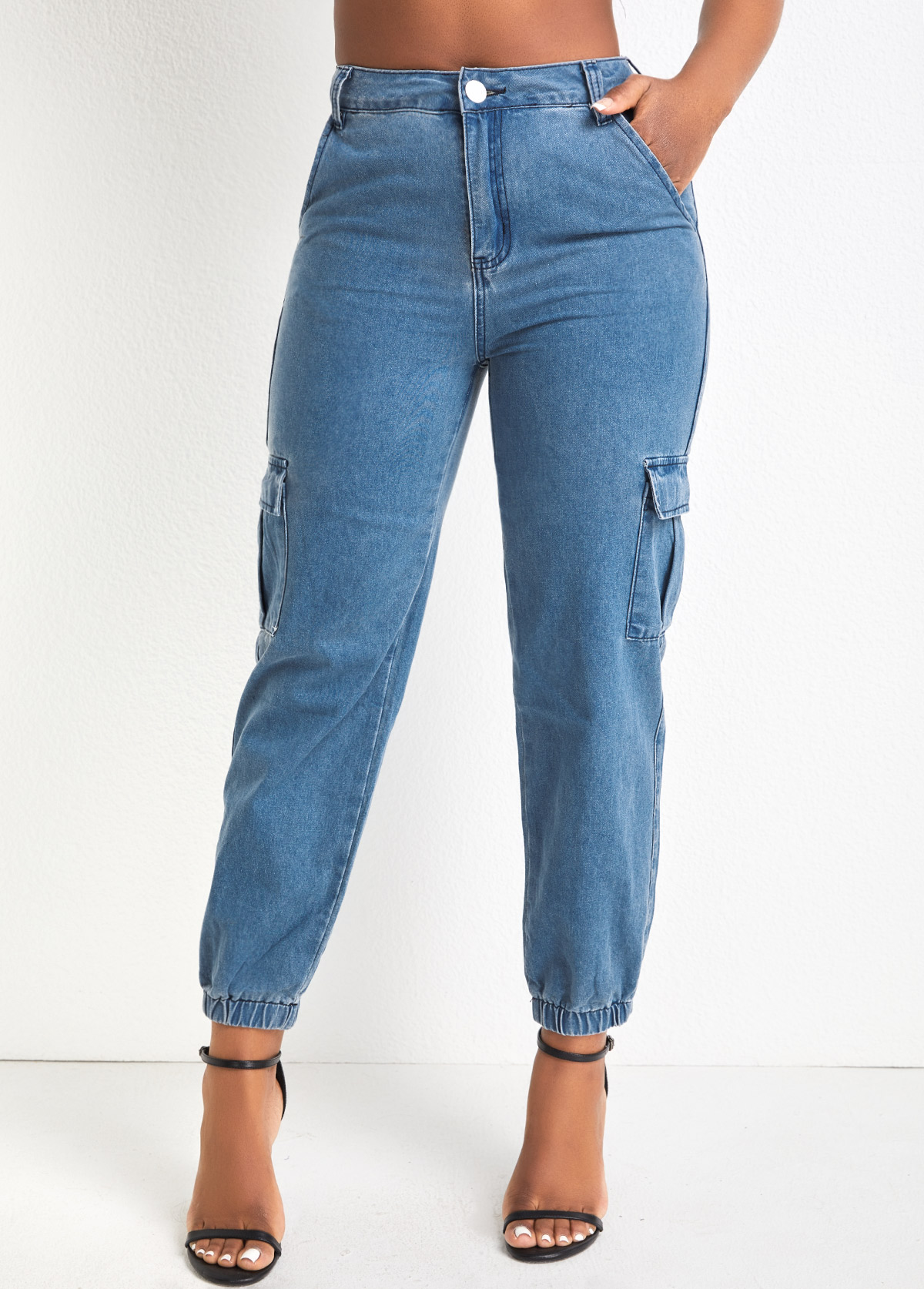 Jeansblaue Jogger-Hose mit Taschen und Reißverschluss