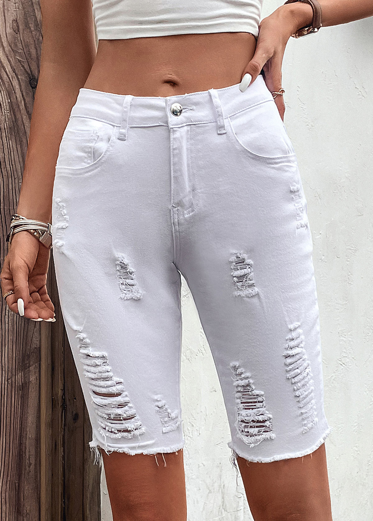 Weiße schmale Jeansshorts mit Knopfleiste und mittlerer Taille und Taschen
