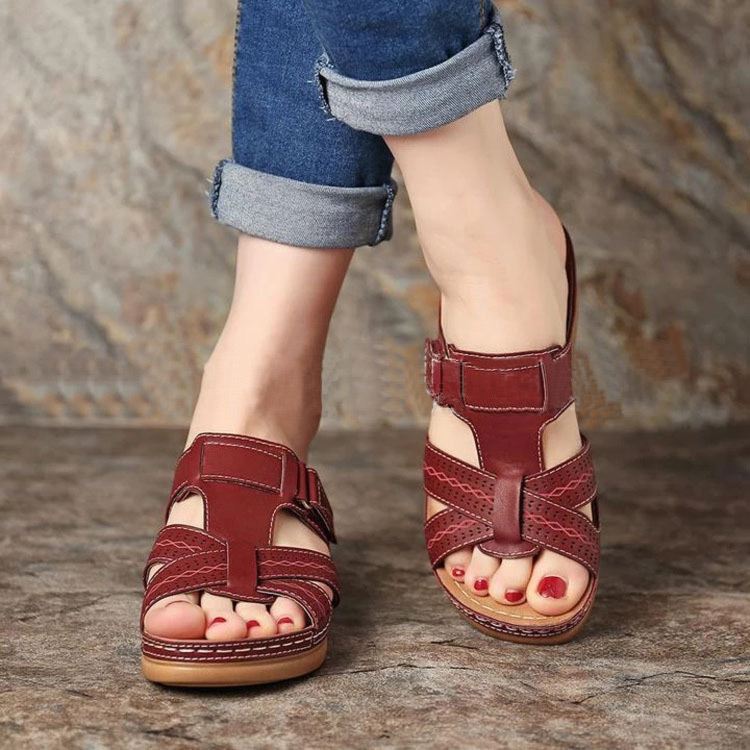 Claquettes à bout ouvert et talon bas rouge brique